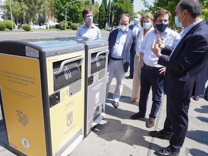 Almeida en la presentación este jueves de las nuevas papeleras en la glorieta de Atocha