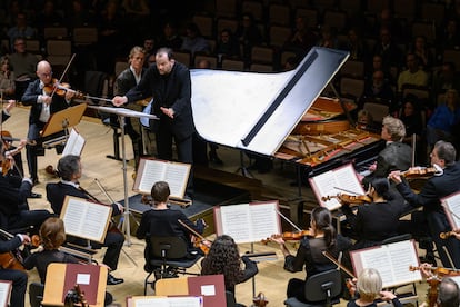 El director Andris Nelsons junto a los hermanos pianistas Lucas Jussen (a la derecha) y Arthur Jussen (a la izquierda) durante la interpretación del ‘Concierto para dos pianos’ de Mendelssohn, el pasado 26 de febrero en el Auditorio Nacional.