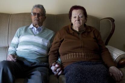 Aquilino Álvarez y Pilar Rodríguez, este lunes, en su casa de Barcelona.