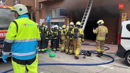 Bomberos actuando en el incendio que tuvo lugar ayer en un garaje de Alcorcón.