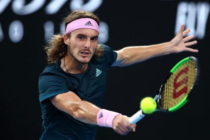 Stefanos Tsitsipas realiza un revés en una jugada del partido.