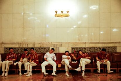 Los miembros de una banda militar descansan antes de una ceremonia de bienvenida para el presidente argentino, Mauricio Macri, en el Gran Salón del Pueblo en Pekín (China).