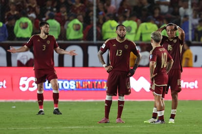 Jugadores de Venezuela al final del encuentro contra Colombia en Estadio Monumental de Maturin.