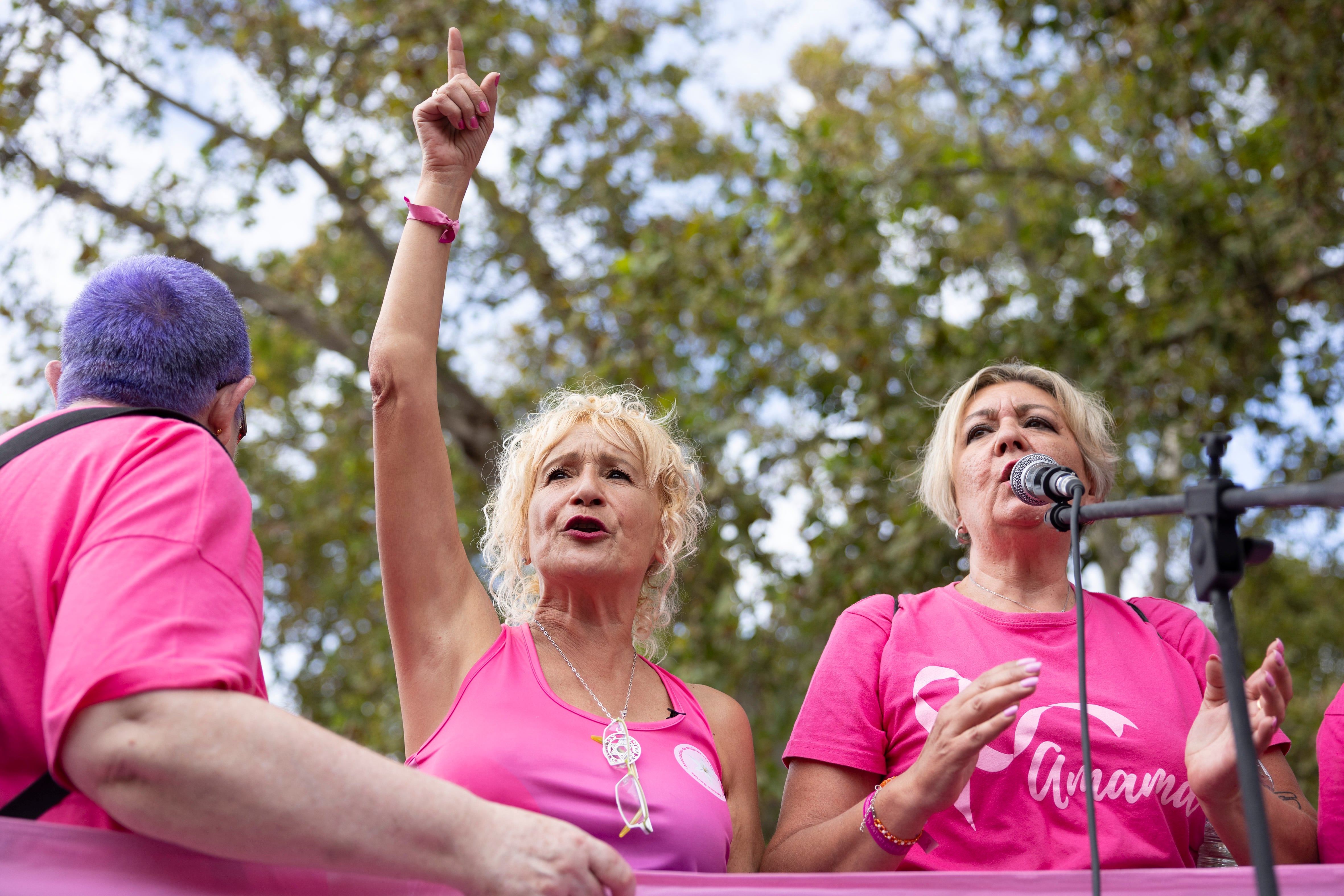La presidenta de la asociación, Ángela Claverol (en el centro), este domingo durante la manifestación en Sevilla.