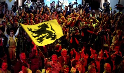 Nacionalistas flamencos celebran la victoria electoral en los comicios de Bélgica en 2010