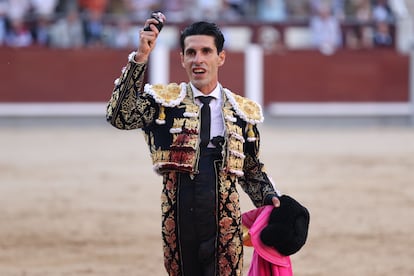 Alejandro Talavante, con la oreja que cortó al tercer toro de la tarde.