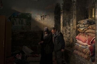 IYahya Ali (d) y Haifa Shehab, buscan entre los escombros en su casa en la Ciudad Vieja de Mosul.