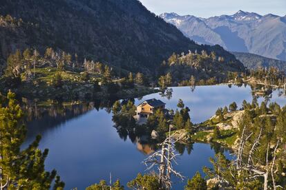 Los Pirineos no alcanzan las cotas de los Alpes (el pico más alto, el Aneto, llega hasta 3.404 metros de altura), pero sí tienen paisajes espléndidos y abundante fauna. El GR 11, uno de los tres senderos de gran recorrido de la cordillera, lo recorre del Cantábrico al Mediterráneo por la vertiente española. Tan exigente como gratificante, esta maravilla de 46 etapas pasa por escarpadas gargantas, floridos prados y pueblos medievales, yendo desde el oeste, en el País Vasco, hasta la punto más oriental de la península Ibérica, en Cataluña. Sus dos grandes joyas son el parque nacional de Aiguestortes i Estany de Sant Maurici, salpicado de preciosos lagos (en la foto, el de Tort de Peguera y el refugio Josep Maria Blanc), y el parque nacional de Ordesa y Monte Perdido y sus espectaculares cañones kársticos. Inicio: Cabo Higuer (Gipuzkoa). Final: Cap de Creus (Girona). Distancia: 840 kilómetros. Más información: <a href="https://travesiapirenaica.com/gr11/gr11.php" target="_blank">travesiapirenaica.com</a>