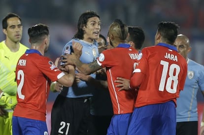 Edinson Cavani encara-se com Gonzalo Jara