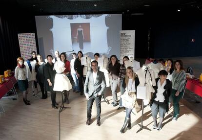 Ion Fiz (en el centro) posa con los estudiantes que han seguido su clase magistral.