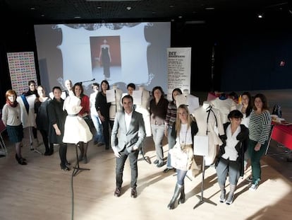 Ion Fiz (en el centro) posa con los estudiantes que han seguido su clase magistral.