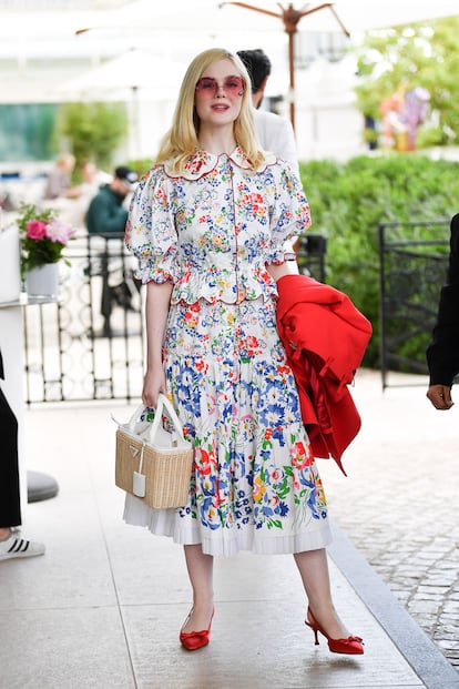 Seguimos con la primavera. La estadounidense llevó este floreado vestido de Marc Jacobs con bolso de Prada.