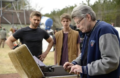 Stephen King (escribiendo) hace un 'cameo' en la segunda temporada de la serie de televisión 'La cúpula'