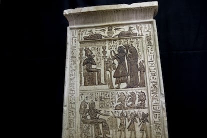 Uma das peças encontradas na necrópole de Saqqara. As novas descobertas incluem 52 poços de sepultamento, de entre 10 e 12 metros de profundidade. Além disso, havia mais de 50 caixões de madeira datados do Novo Reino (1520-1075 aC) descobertos dentro dessas fossas.