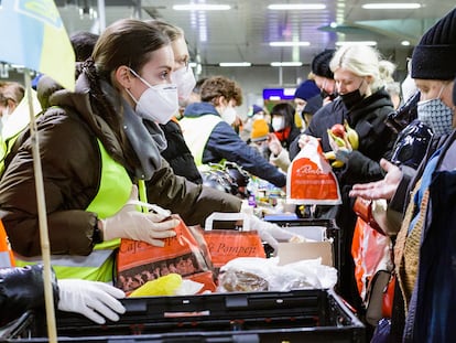Voluntarios repartían ayuda a refugiados ucranianos llegados a Berlín el 7 de marzo de 2022.