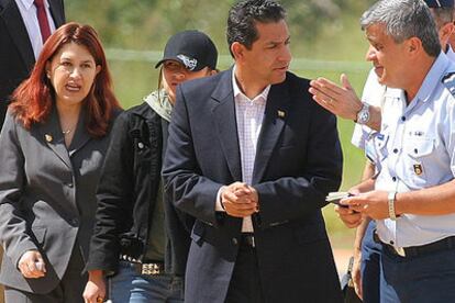 El ex presidente de Ecuador Lucio Gutiérrez, junto con su familia, ayer a su llegada a una base aérea en Brasilia.