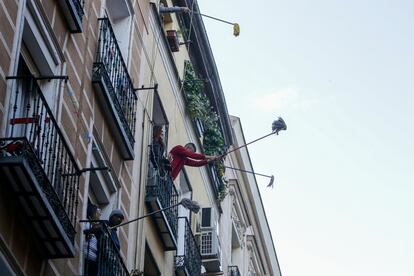 'Fregonada de Lavapiés', gesto que realizan los vecinos agitando fregonas desde sus balcones para "limpiar el virus" 