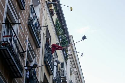 'Fregonada de Lavapiés', gesto que realizan los vecinos agitando fregonas desde sus balcones para "limpiar el virus"