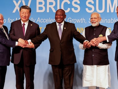 De izquierda a derecha, los presidentes de Brasil, Lula da Silva; China, Xi Jinping; Sudáfrica, Cyril Ramaphosa; el primer ministro de la India, Narendra Modi; y el ministro de Exteriores de Rusia, Serguéi Lavrov, en la cumbre de los BRICS celebrada en agosto en Johannesburgo.