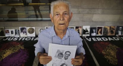 Paco Mar&iacute;n, hijo de un fusilado en 1936, espera al grupo de trabajo de la ONU en Sevilla.