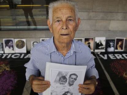 Paco Mar&iacute;n, hijo de un fusilado en 1936, espera al grupo de trabajo de la ONU en Sevilla.