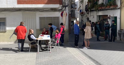 Las vecinas de Montán han vuelto a tomar café en la plaza del pueblo.