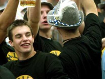 Jovens alemães bebem cerveja durante a Oktoberfest de Munique.