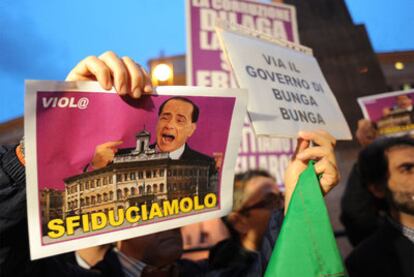 Miembros del Pueblo Violeta, un movimiento contra Berlusconi, se manifiestan ayer en Roma.