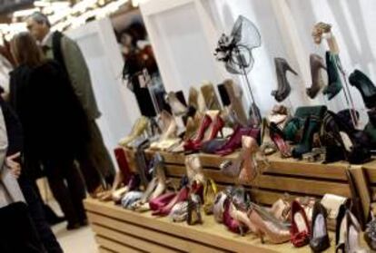 Zapatos y bolsos en uno de los expositores del salón internacional Modacalzado en el que alrededor de 400 marcas que representan al sector del calzado y la marroquinería, adelantan a los comerciantes y profesionales la próxima temporada otoño-invierno.