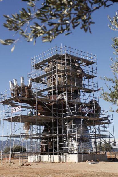 Estatua inspirada en Carlos Fabra en el aeropuerto de Castellón.