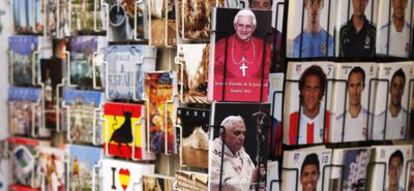 Postales del papa Benedicto XVI en una tienda de Madrid.