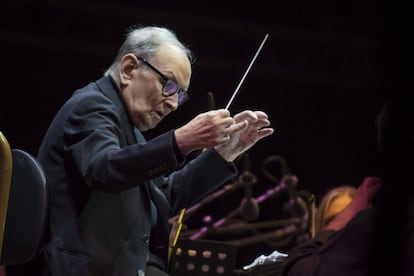 Morricone nació el 10 de diciembre de 1928 en Roma y comenzó a componer a los seis años. A los diez, se inscribió en un curso de trompeta de la prestigiosa Academia Nacional Santa Cecilia de Roma. En la imagen, el músico durante un concierto en el Festival de Verano de Lucca 2017.