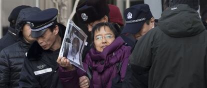 La polic&iacute;a detiene a una seguidora del activista Xu Zhiyong en Pek&iacute;n. 