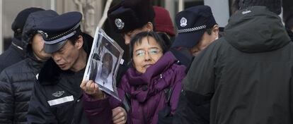 La policía detiene a una seguidora del activista Xu Zhiyong en Pekín.