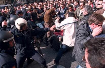 Imagen de los enfrentamientos entre antisturbios y agentes municipales ayer en Madrid