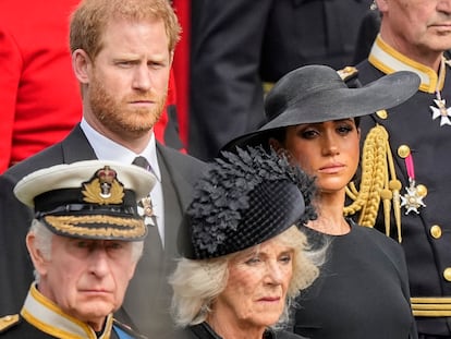 La reina consorte, Camila, junto a Carlos III y los duques de Sussex, el lunes en el funeral de Estado por Isabel II en Londres.