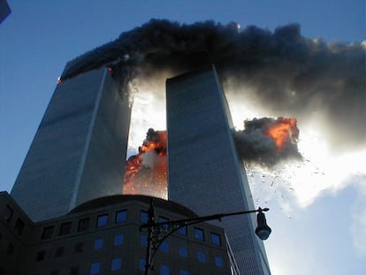 Las dos torres ardiendo tras los impactos producidos por el ataque terrorista.