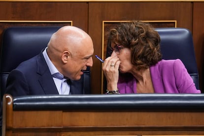 La vicepresidenta primera y ministra de Hacienda y Función Pública, María Jesús Montero, conversa con Rafael Simancas, número dos del Grupo Socialista en el Congreso, durante el pleno del martes.