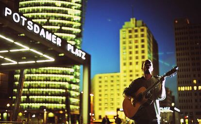 Un cantante callejero ante la estación de Potsdamer Platz, en Berlín.