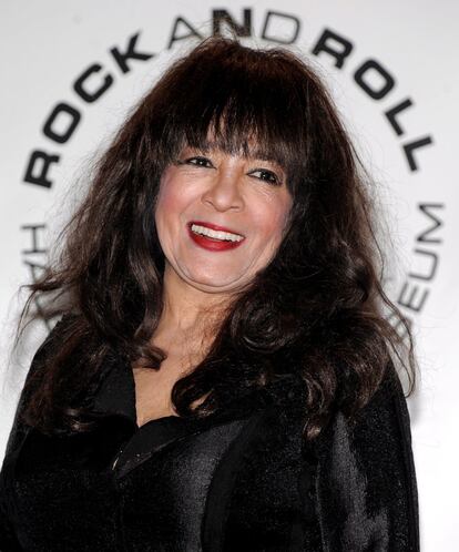 
Ronnie Spector, la cantante y fundadora de The Ronettes, murió en la madrugada del jueves a los 78 años como consecuencia de un cáncer. La familia pidió que en lugar de flores se aporten donativos a los refugios locales de mujeres o al fondo del Colegio Indio Americano.