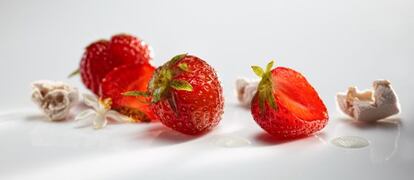 Plato dulce de Josean Alija: fresas, helado de té negro y kéfir.