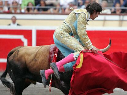 Sebastián Castella, con el sexto toro de la tarde.