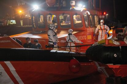 Llegada de un grupo de migrantes rescatados por Salvamento Marítimo al puerto de Motril, Granada, en la noche del viernes.