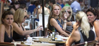 Turistas junto a la Lonja de Valencia. 