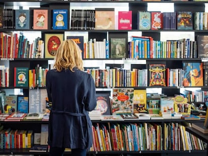 Una mujer en una librería.