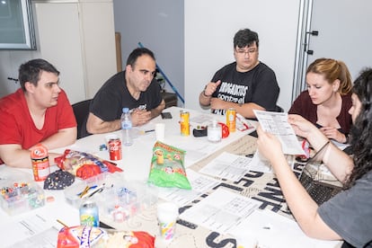 El grupo Bukaneros del Rol, durante una partida del juego 'Blades in the dark', en el local que tienen en el Ensanche de Vallecas.

