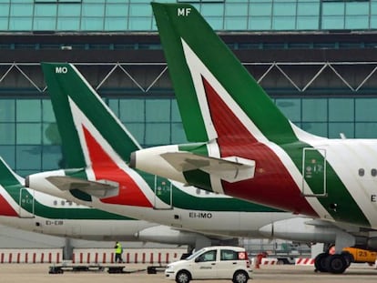 Vista de varios aviones de la compa&ntilde;&iacute;a Alitalia en el aeropuerto Leonardo da Vinci de Fiumicino, Roma.