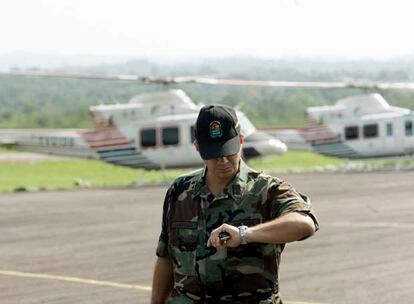 Un militar mira la hora durante el despegue de dos helicópteros de una base venezolana, rumbo a Colombia.