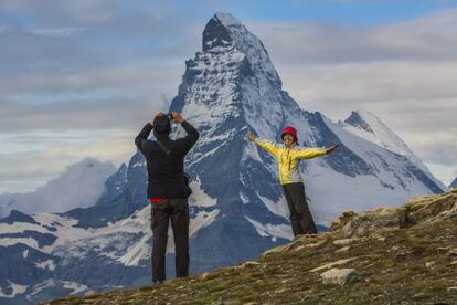 Dos montañeros se fotografían frente al monte Cervino, en la frontera entre Italia y Suiza.