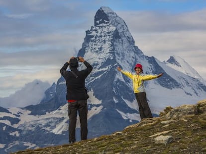 Dos montañeros se fotografían frente al monte Cervino, en la frontera entre Italia y Suiza.